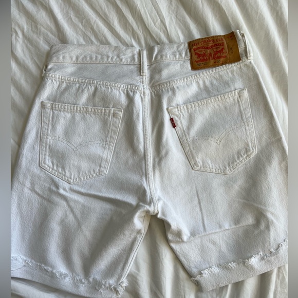 Levi’s Men’s White Jean Shorts Size 30 Waist. Great Condition! - Picture 2 of 3